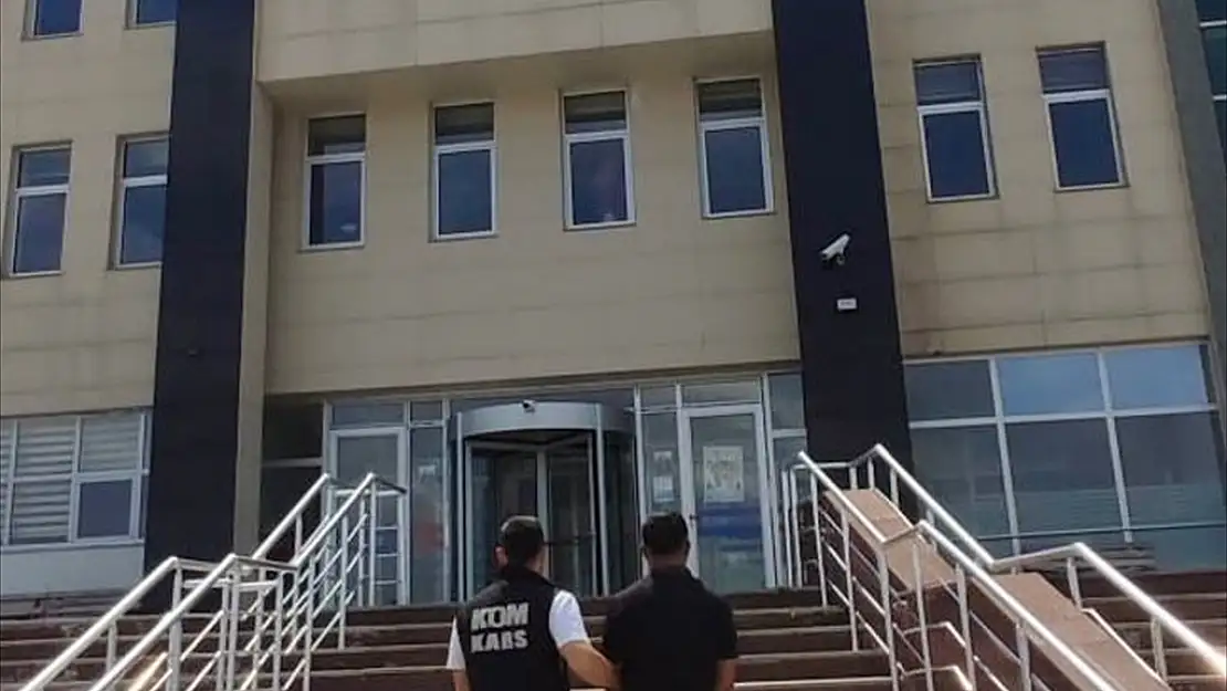 Kars'ta evinde uyuşturucu ve sahte para bulunan zanlı tutuklandı