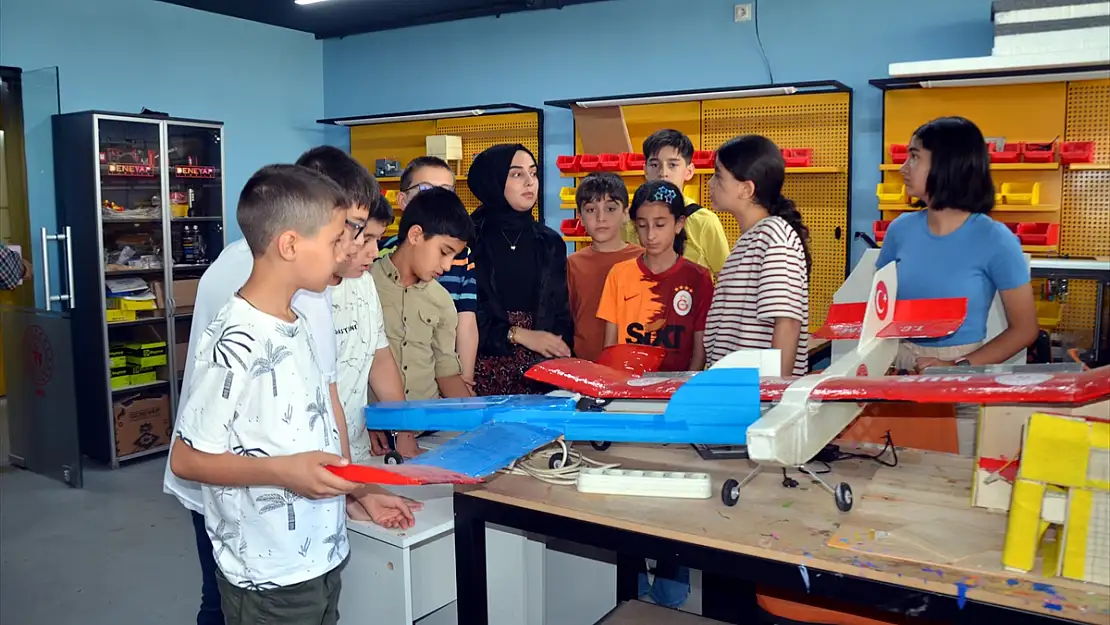 Muşlu çocuklar model uçak eğitimi alıyor