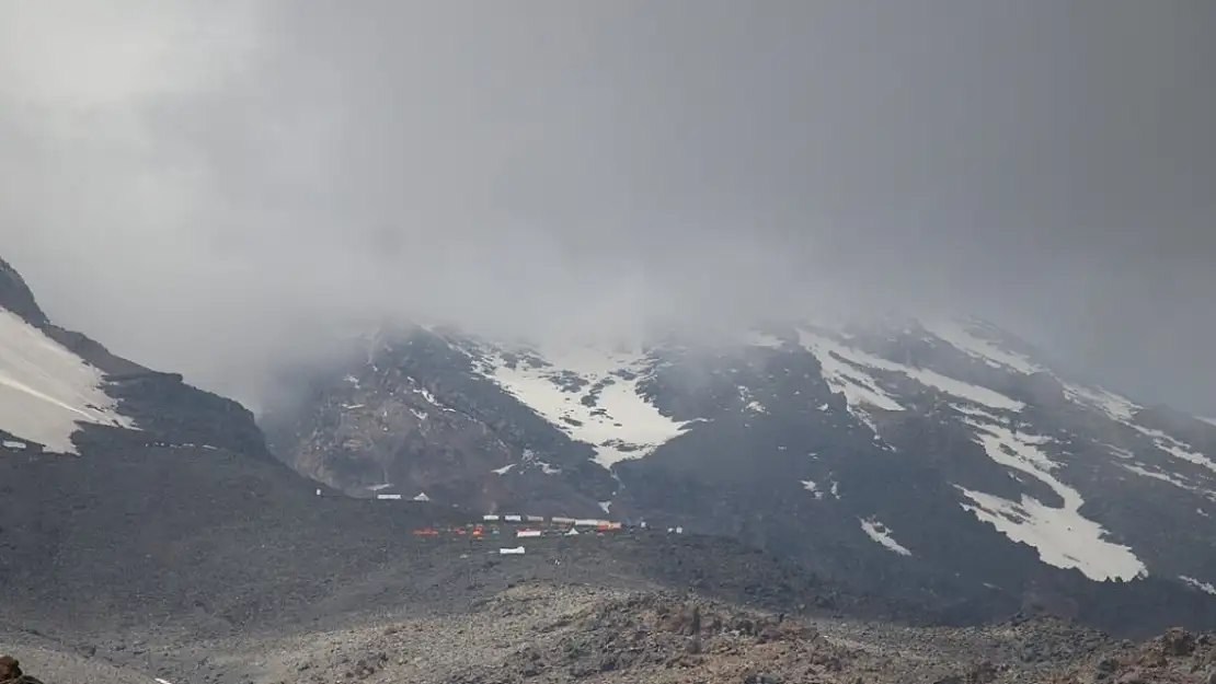 Ağrı Dağı'na ölen dağcılar için tırmandılar