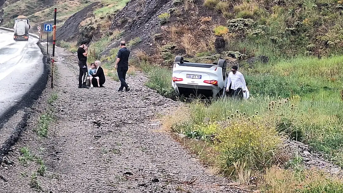 Erzurum'da direksiyon hakimiyetini kaybeden sürücü takla attı