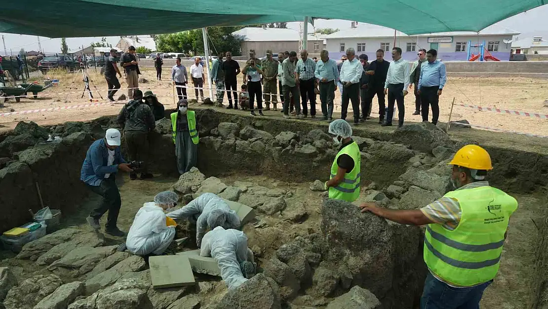 Muş Valisi Çakır, Malazgirt'teki kazı çalışmalarını inceledi
