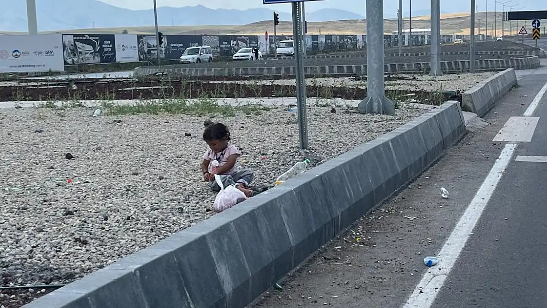 Suriyeli çocuğun tek oyuncağı taşlar