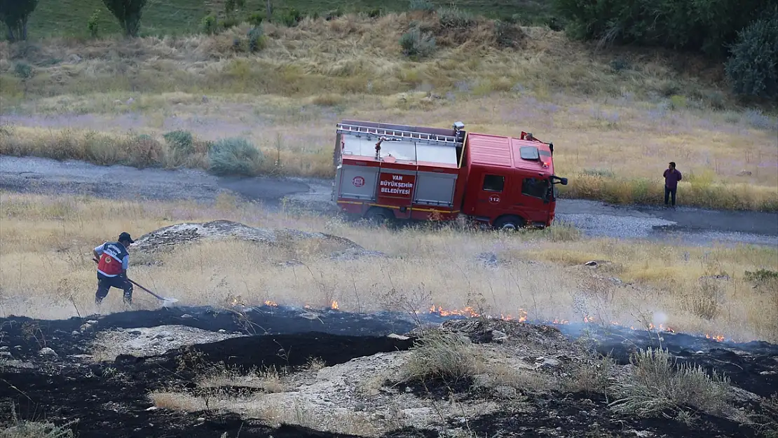 Van'da tarihi kalede çıkan yangın kontrol altına alındı
