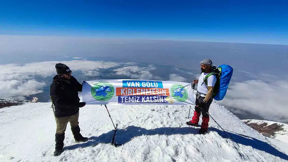 Vanlı dağcılar Ağrı Dağı'na tırmanarak mesaj verdi