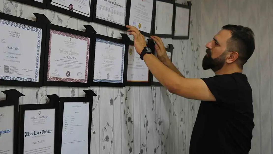 Okumakta çığır açtı: 17 yıllık üniversite eğitimine 26 diploma sığdırdı