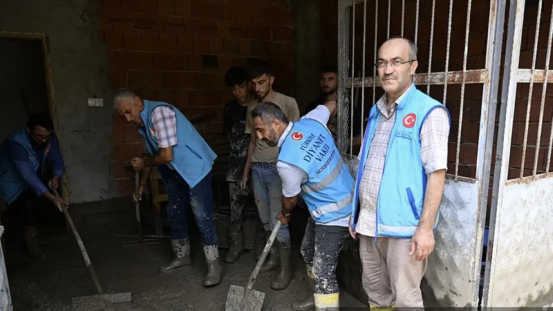 Erzurum'da din görevlileri selden etkilenen vatandaşların yanında