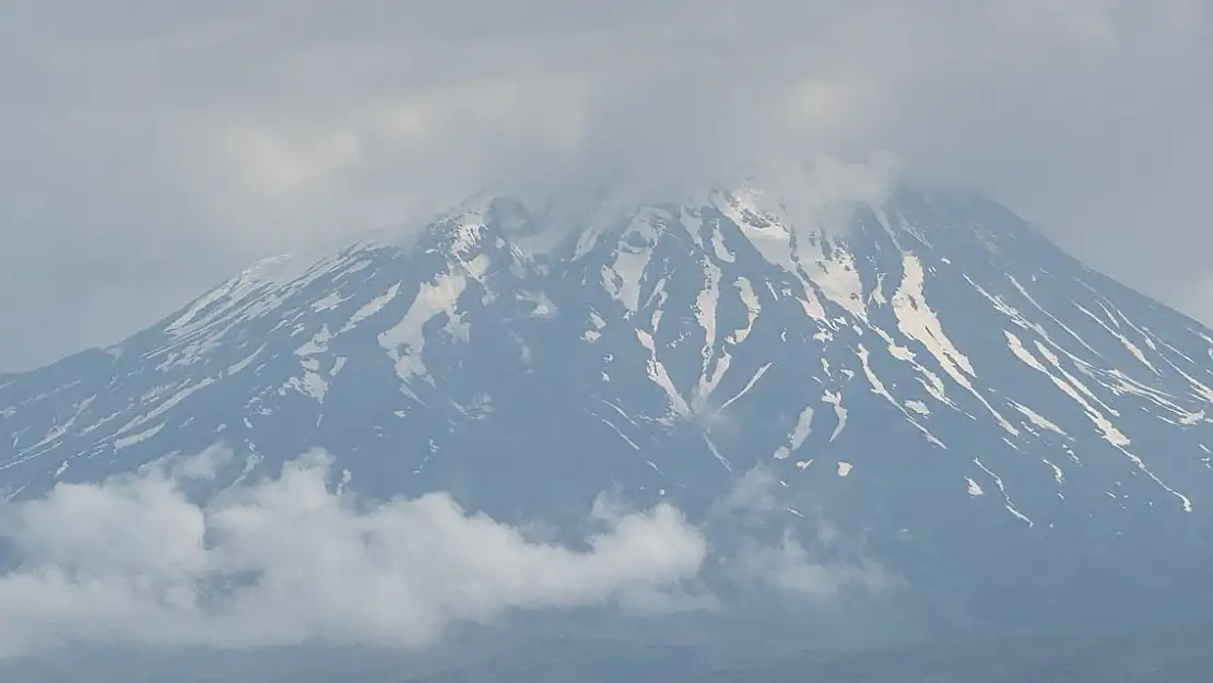 Ağrı Dağı'nda hava bozdu 2 kişi kayıp 1 kişinin ayağı kırıldı