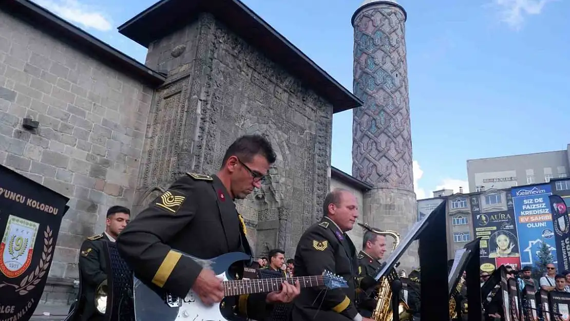 Askeri bando Erzurum'da coşturdu