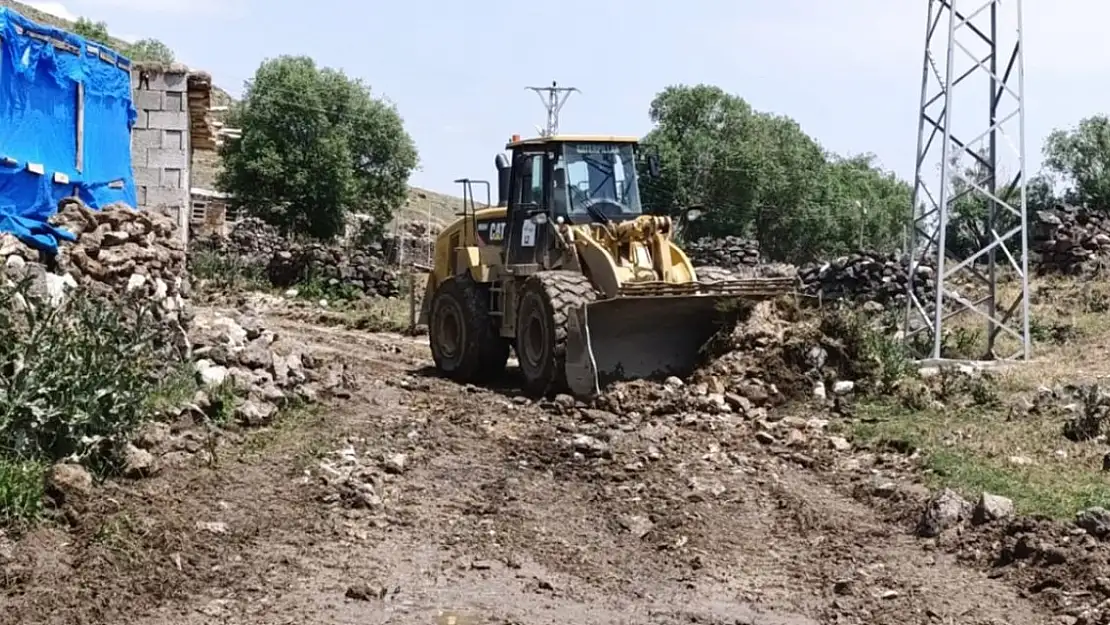 Van'da taşkınların zarar verdiği mahallelerde çalışmalar sürüyor