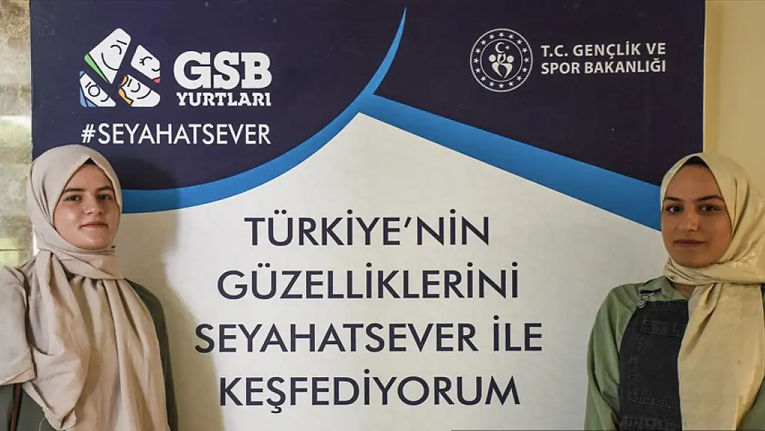 Gençler Van'ın güzelliklerinin tadını çıkarıyor