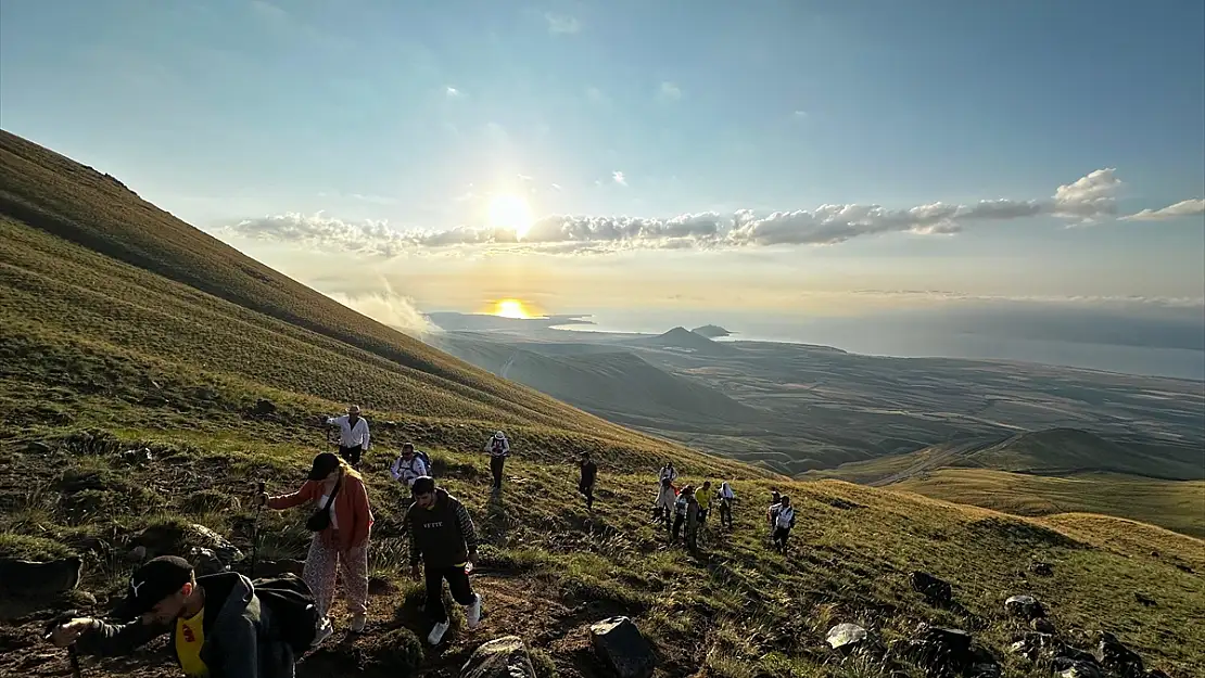 Vangölü Aktivistlerinden, Nemrut Kalderası Çanak Yürüyüşü etkinliği