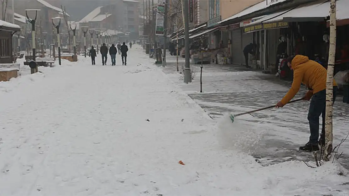 Ağrı'da ulaşıma kar engeli