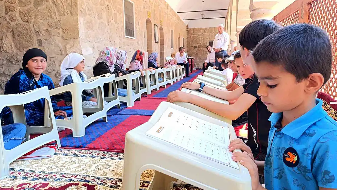 Van'da çocuklar hem Kur'an hem hat sanatını öğreniyor