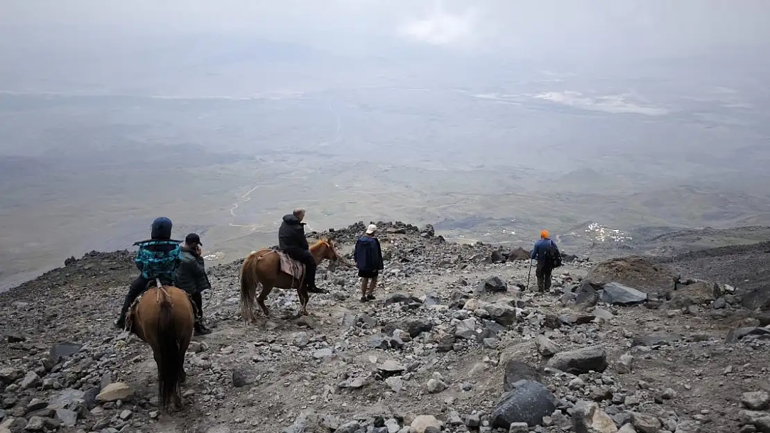 Ağrı Dağı cadde gibi gelen gelene