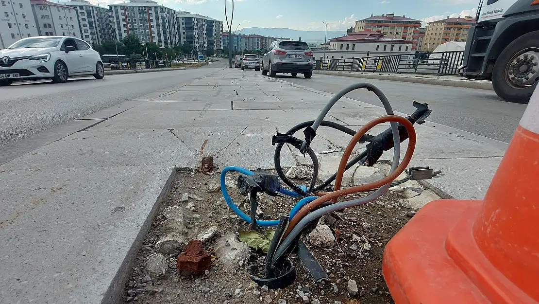 Erzurum'da açık elektrik kabloları vatandaşlarının canını tehlikeye atıyor