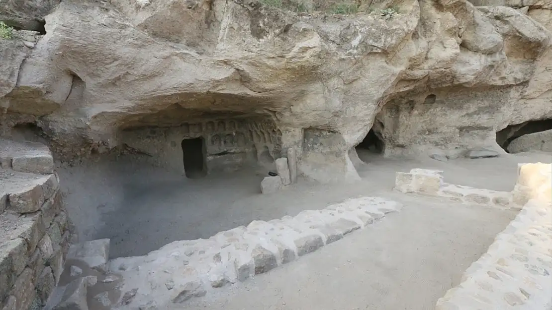 Kars'ta Anadolu'daki ilk kaya mescit olan mağara ziyaret açıldı