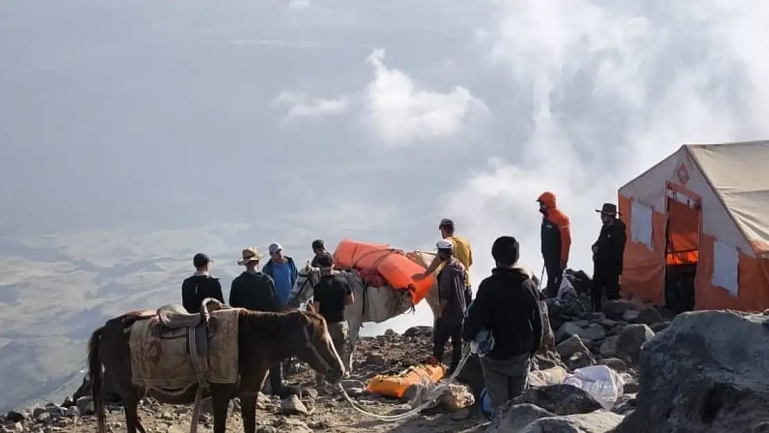 Ölen dağcıların cenazesi 4 bin 200 metreye indirildi