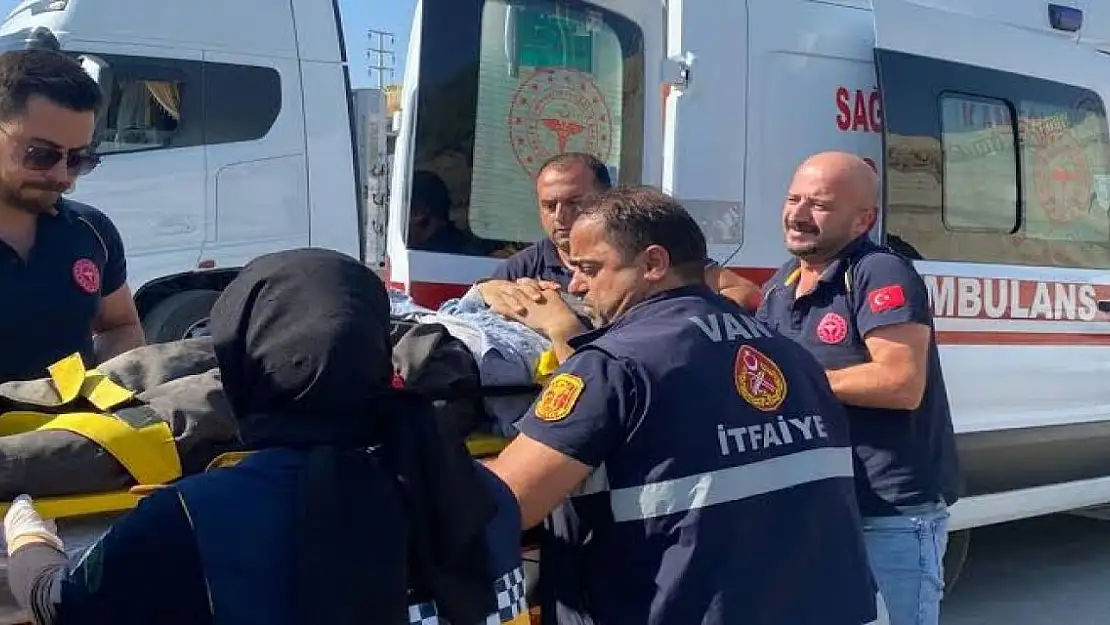 Van'da tırla otomobil çarpıştı