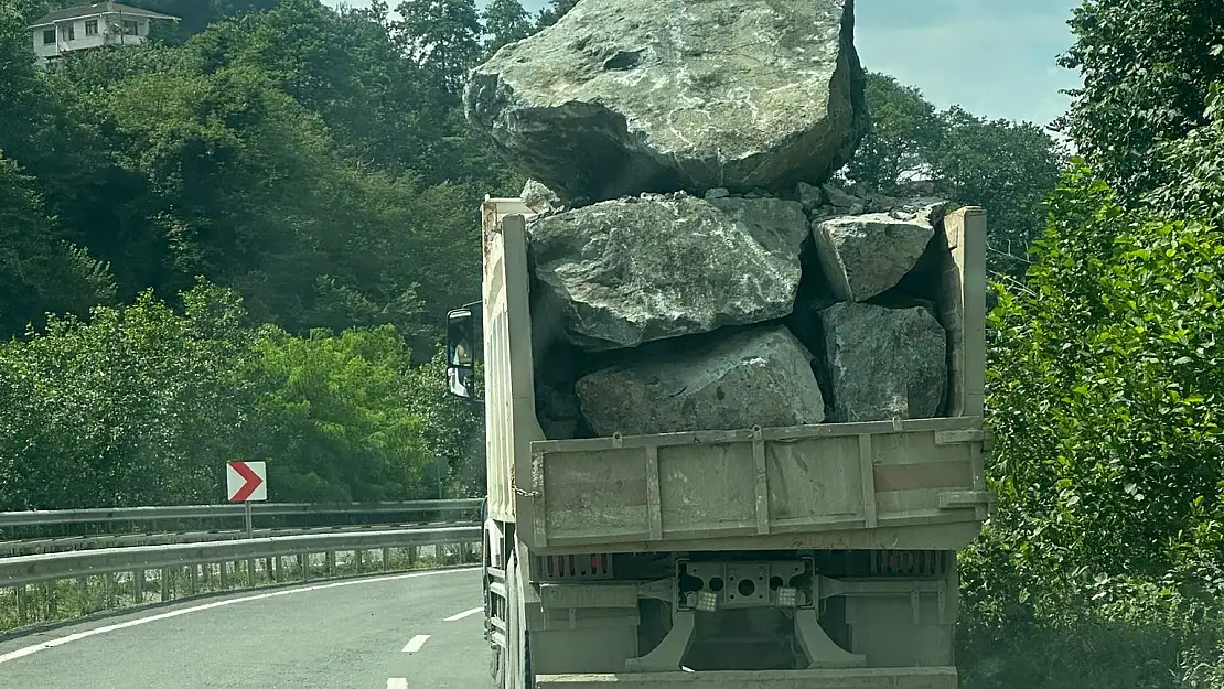 Erzurum'da kaya yüklü kamyonlar trafiği tehlikeye atıyor
