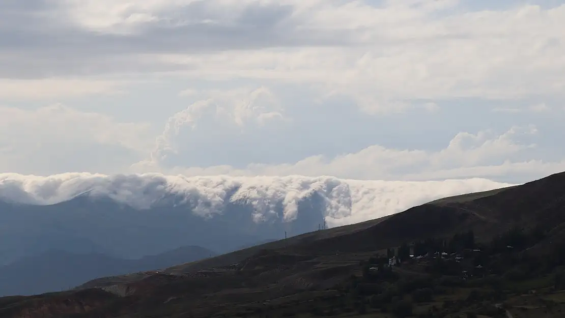 Erzurum'da sis bulutlarının şelale görüntüsü