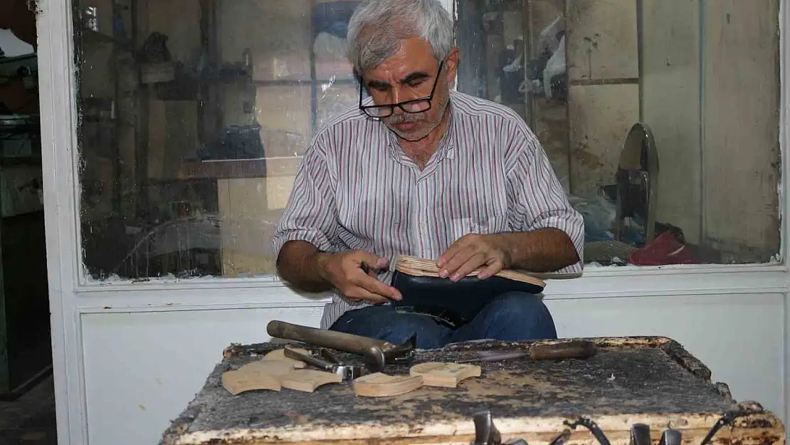 Diyarbakırlı ayakkabı ustası, yarım asırdır yöresel ayakkabı üretiyor