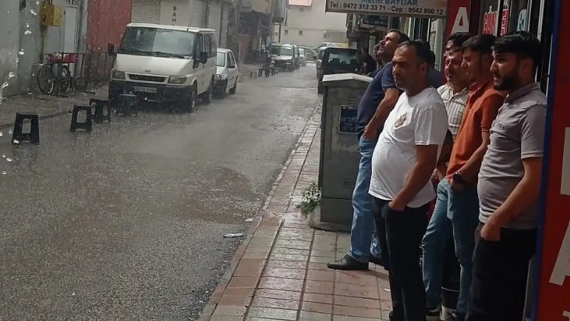 Doğubayazıt'ta vatandaş saçak altına sığındı