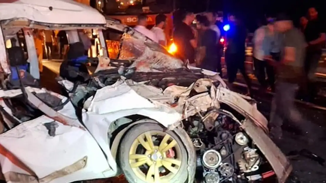 Erzincan'da hafif ticari araç traktörle çarpıştı: 3 ölü, 3 yaralı