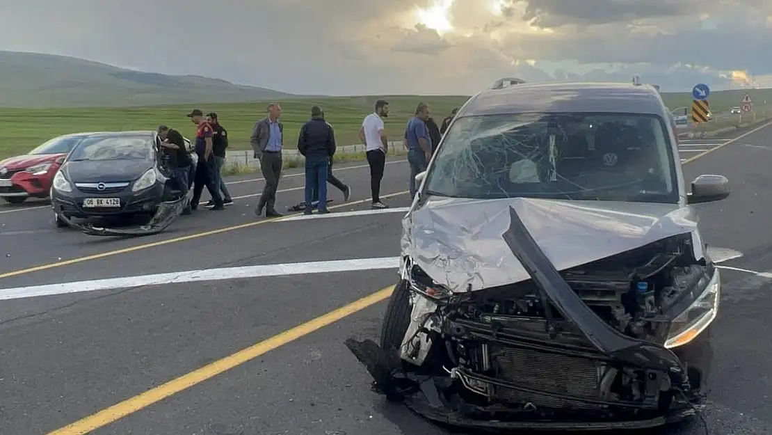 Kars'ta otomobil ile hafif ticari aracın çarpıştığı kazada 13 kişi yaralandı