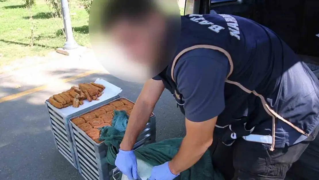 Batman'da kadayıf tepsileri arasında esrar sevkiyatı