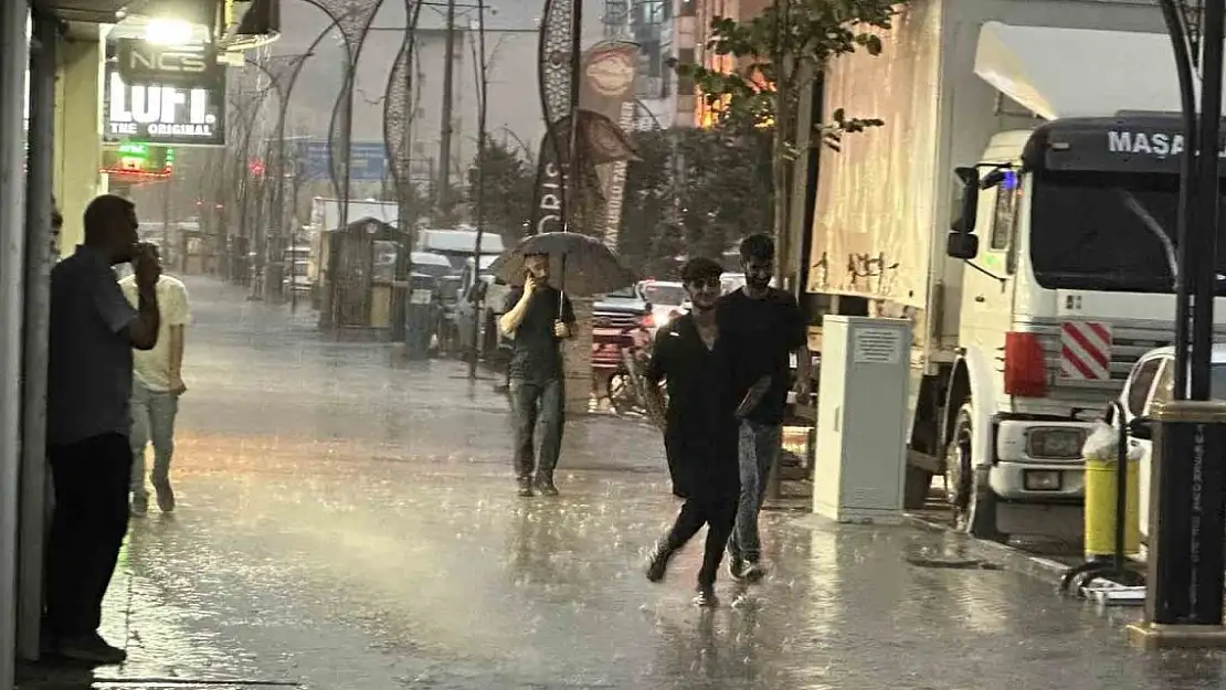 Yüksekova'da bunaltıcı sıcaklardan sonra yağmur sürprizi