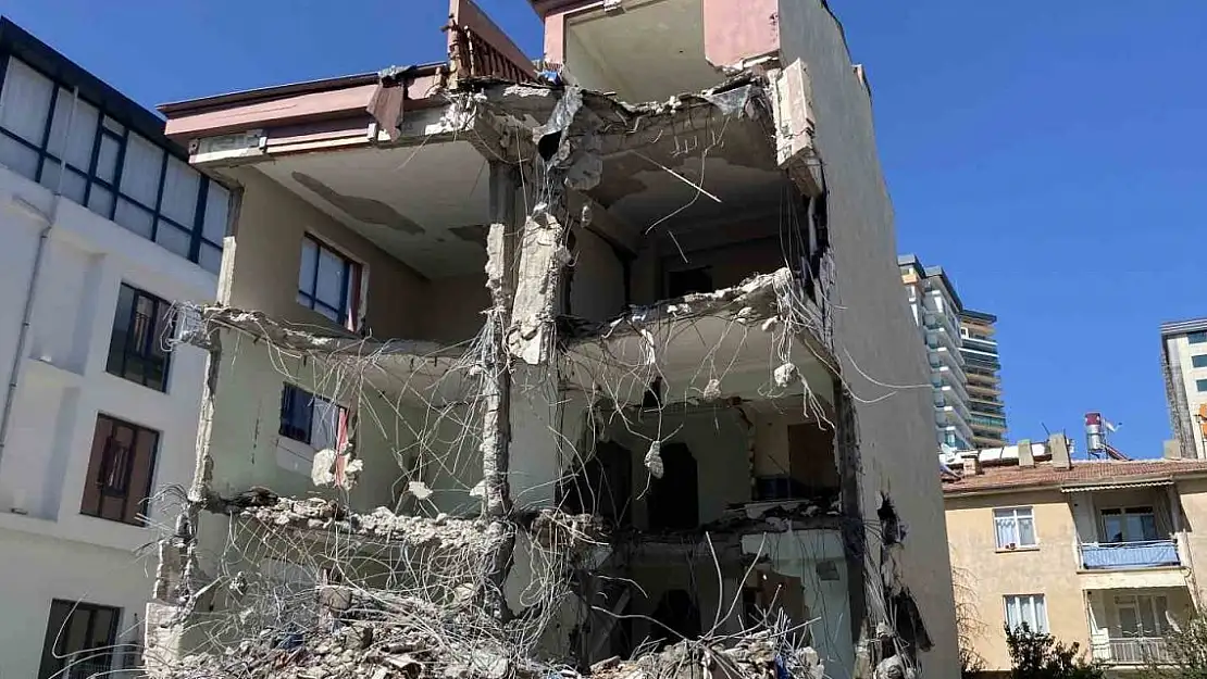 Elazığ'da yarım saatte yıkılması beklenen hasarlı bina 7 saatte yıkılamadı