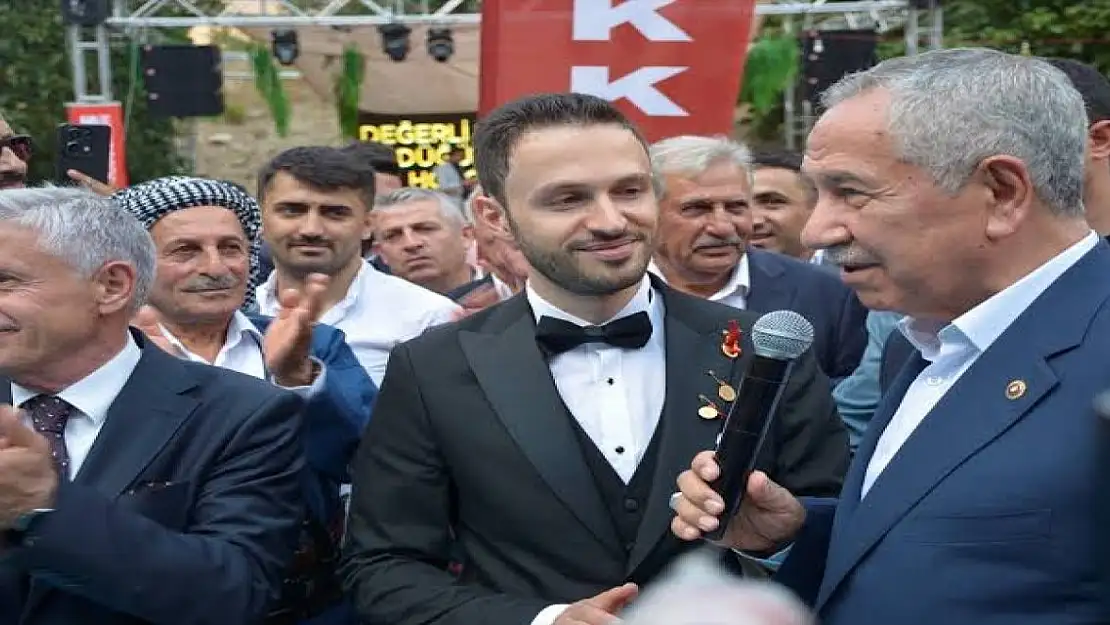 Eski TBMM Başkanı Bülent Arınç, Hakkari'de düğüne katıldı