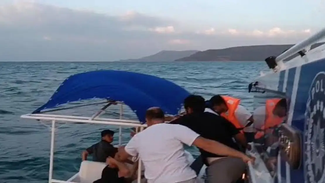 Van Gölü'nde mahsur kalan 2 çocuğu gemi adamları kurtardı