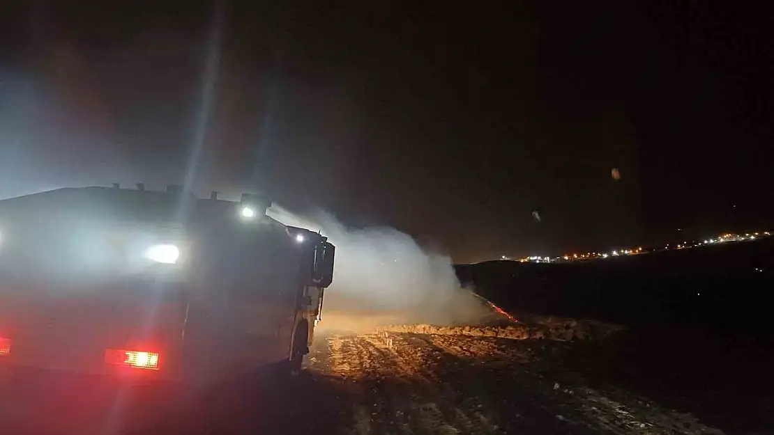 Diyarbakır'da anız yangını TOMA ve itfaiye ekiplerince söndürüldü