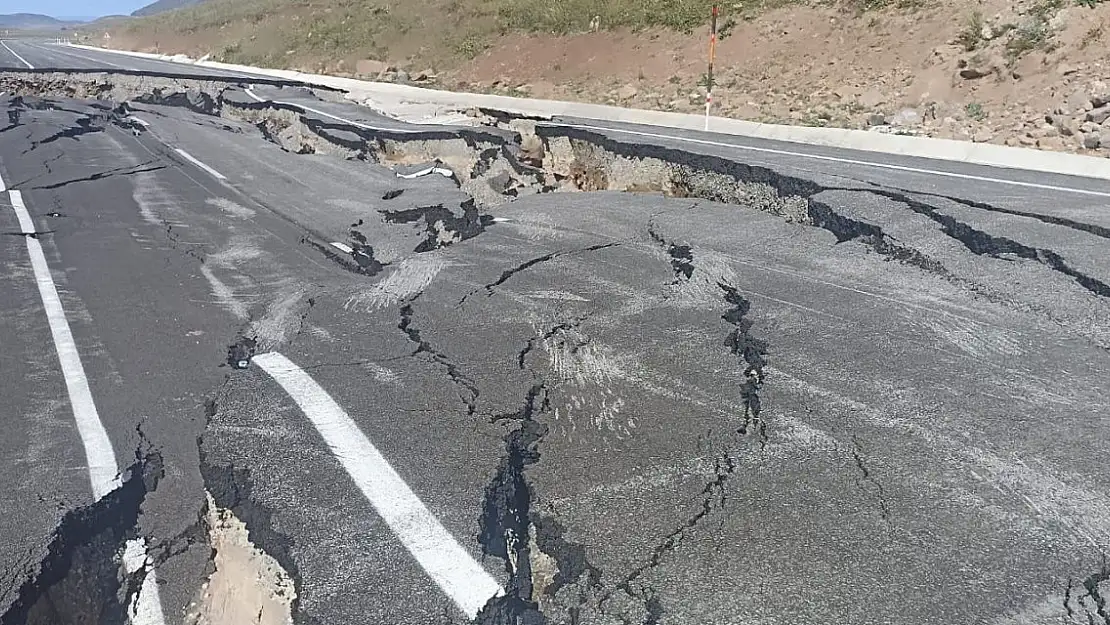 Ağrı-Kars Kağızman yolu çöktü