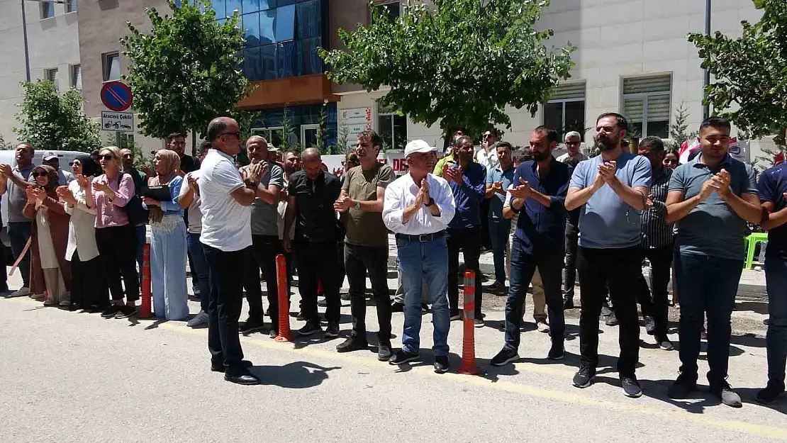 Van'da belediyelerden çıkarılan işçilerin eylemleri sürüyor