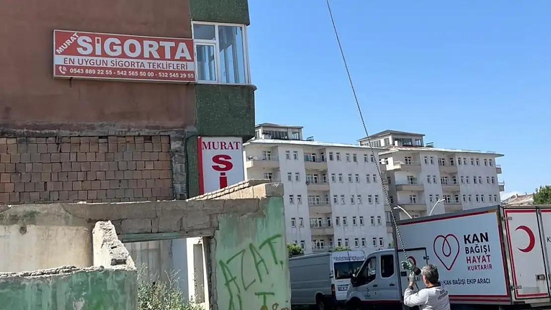 Ağrı taşımalı çatı sökümü yürekleri ağza getirdi