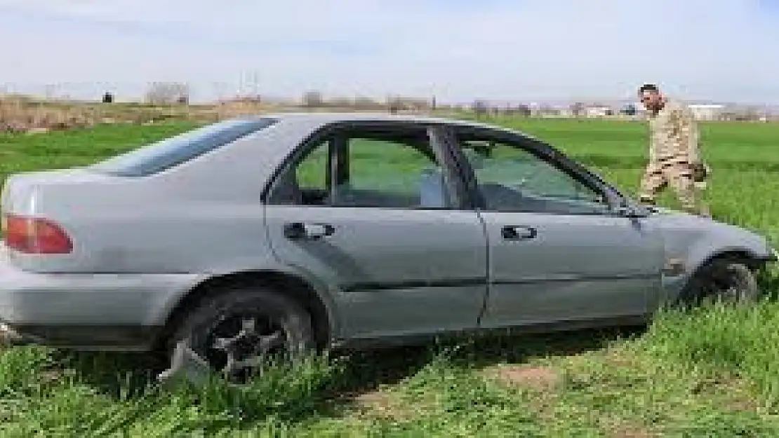 Bingöl'de kontrolden çıkan otomobil tarlaya uçtu: 3 yaralı