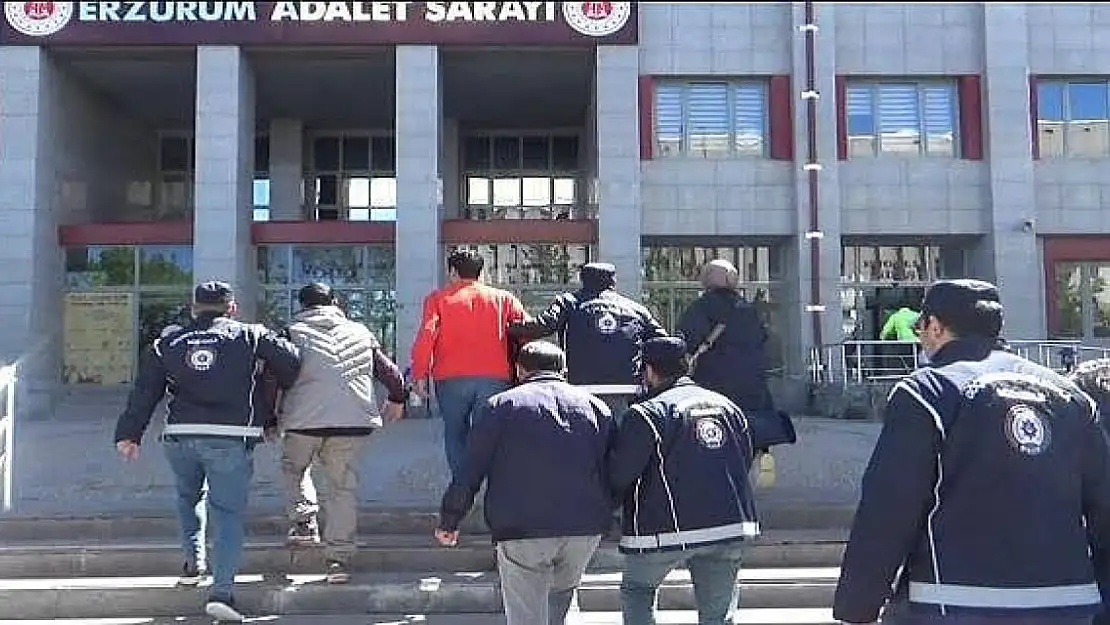 Erzurum'da otomobilinin bagajında düzensiz göçmen taşıyan zanlı tutuklandı
