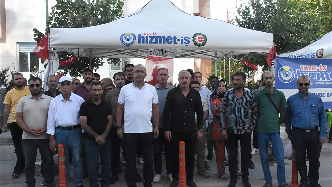 Van'da belediyeden çıkarılan işçilerinin eylemleri devam ediyor