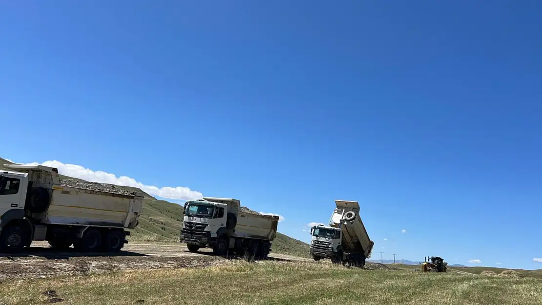 Ağrı'da bozulan köy yolları onarılıyor