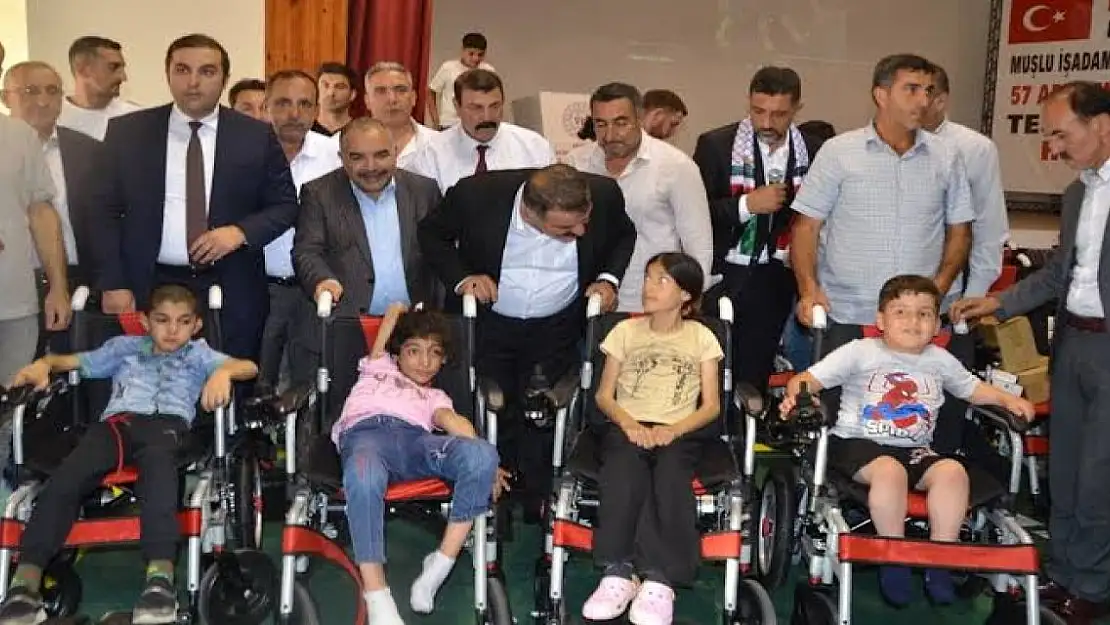 Muş'ta 57 engelliye akülü araç ve tekerlekli sandalye dağıtıldı