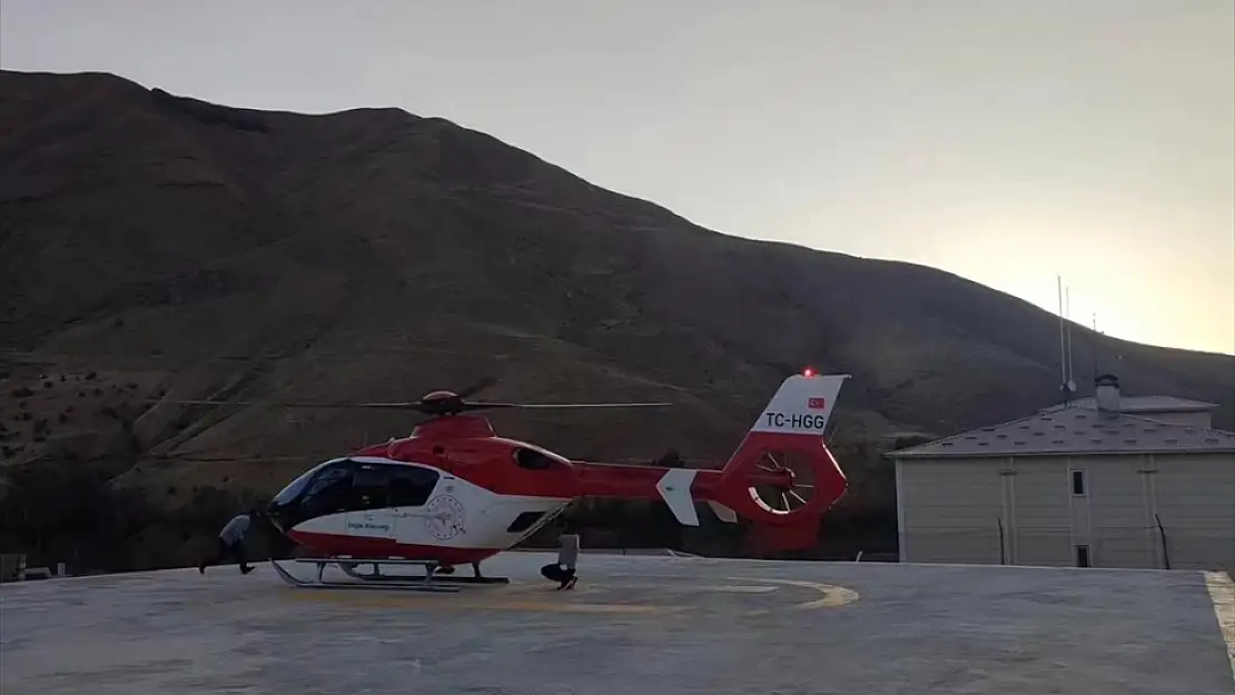 Van'da ambulans helikopter yüksekten düşen çocuk için havalandı