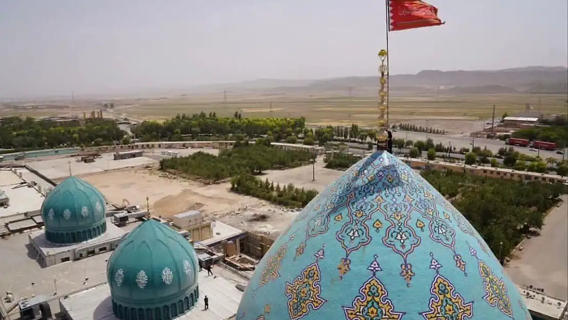 İran'da cami kubbesine 'intikam bayrağı' çekildi