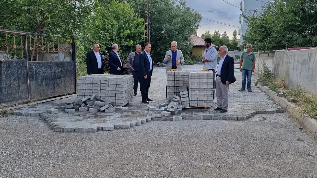 Eleşkirt'te yol yapım ve onarım çalışmaları sürüyor