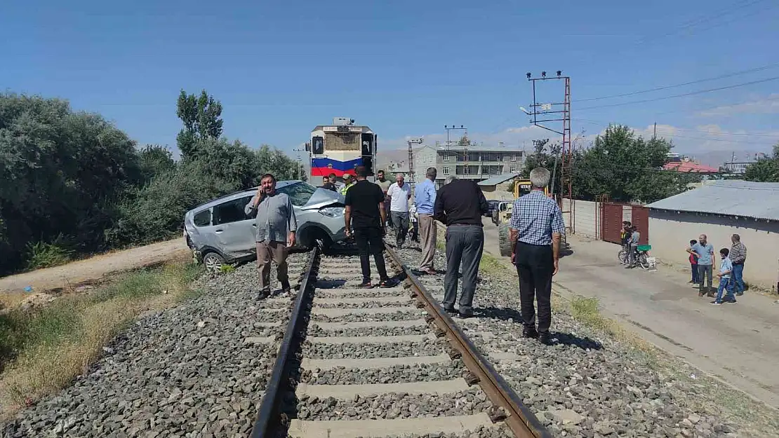 Van'da tren otomobile çarptı