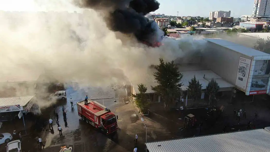 Diyarbakır'da sanayi sitesi yanıyor