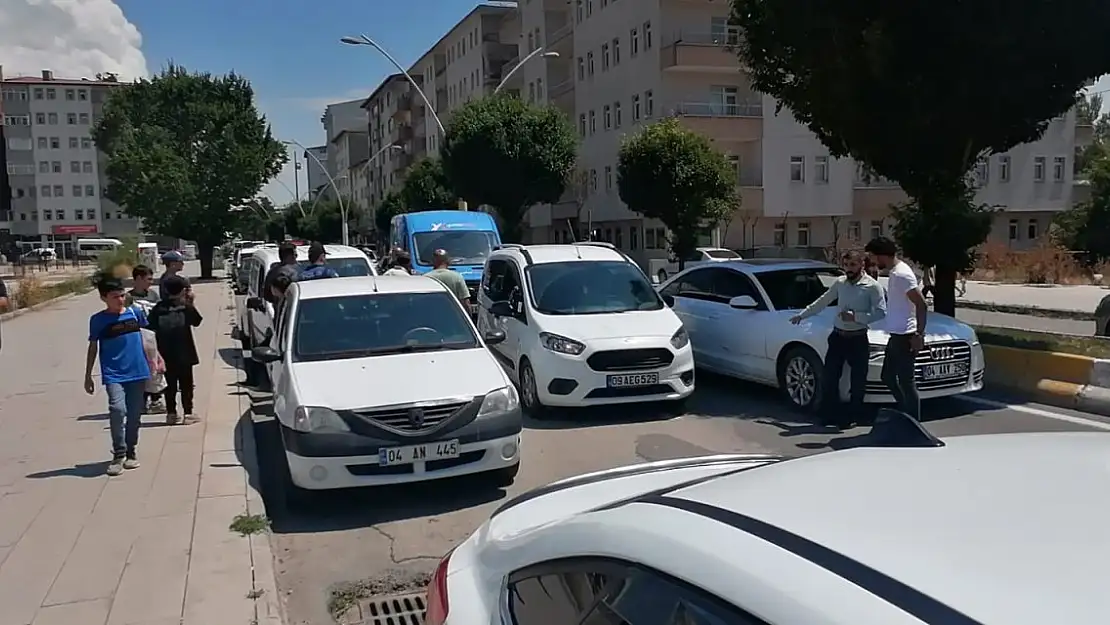Ağrı'da kaza yapan araçlar trafiği kilitledi