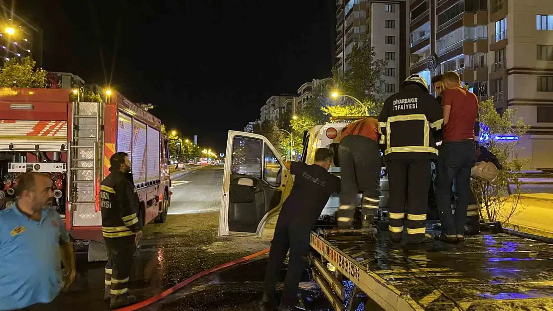 Diyarbakır'da park halindeki çekici yandı