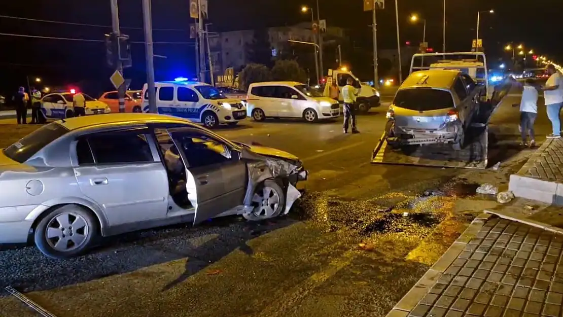 Diyarbakır'da 3 araç birbirine girdi: 7 yaralı
